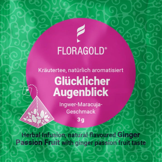 Kraeutertee Gluecklicher Augenblick im Teebeutel