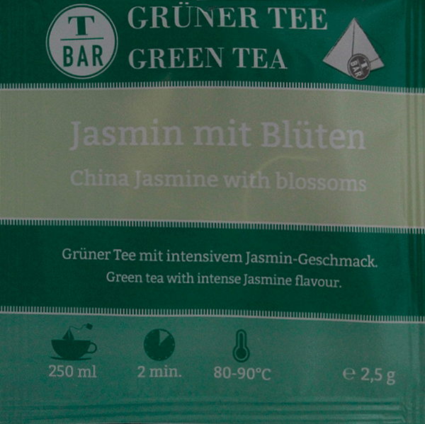Gruentee Jasmin mit Blueten im Teebeutel